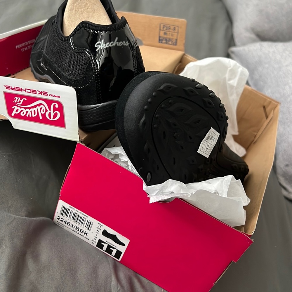 Size 11 sketchers relaxed fit with memory foam, never worn
